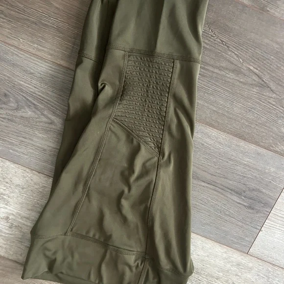 Fabletics Olive One-Shoulder Sports Bra & High-Waist Leggings Set - Picture 5 of 6